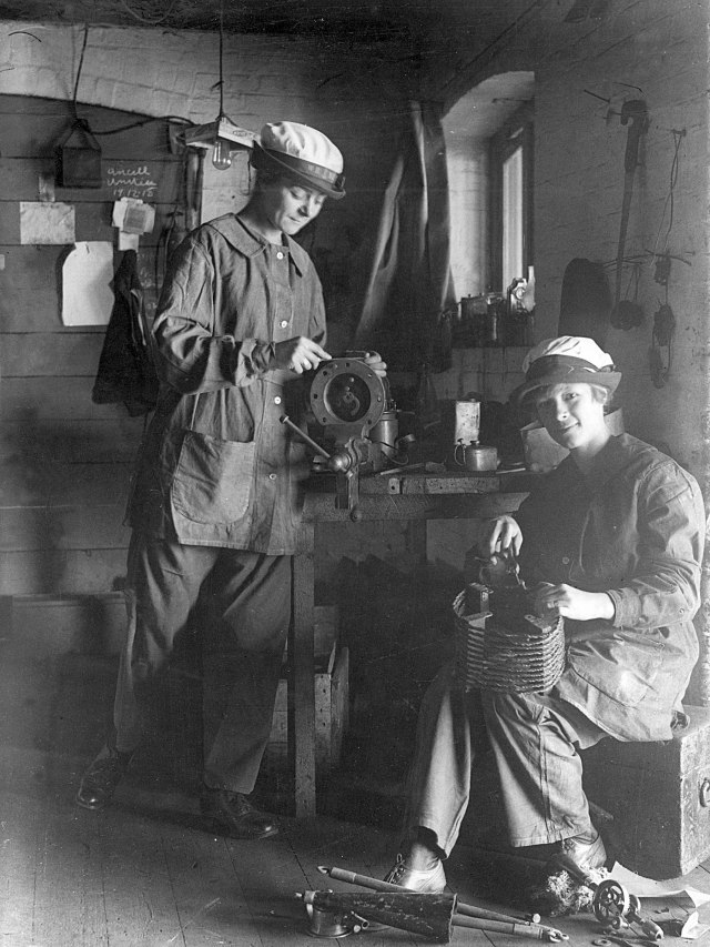 Two Wrens cleaning depth charges, First World War.jpg