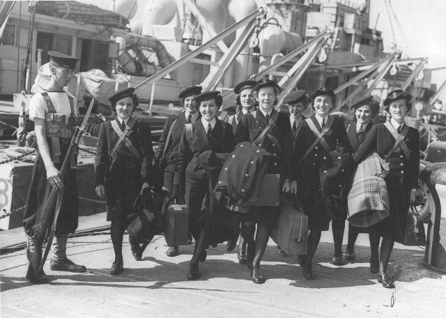 Wrens Group embarking sentry with Ross rifle.jpg